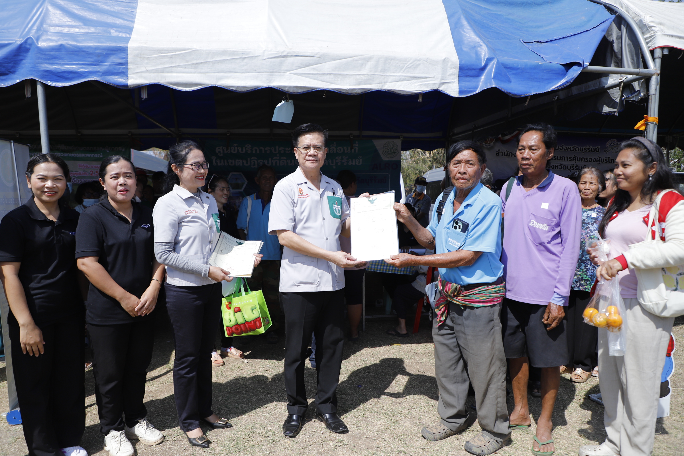 title - วันศุกร์ที่ 20 กุมภาพันธ์ 2569 นายประเสริฐ กาญจนเกียรติกุล ปฏิรูปที่ดินจังหวัดบุรีรัมย์ มอบหมายให้นางนวลละออง ชูมาตย์ ผู้อำนวยการกลุ่มยุทธศาสตร์ฯ พร้อมด้วยเจ้าหน้าที่ ส.ป.ก.บุรีรัมย์ ร่วงงานหน่วยแพทย์ พอ.สว. และโครงการบำบัดทุกข์ บำรุงสุข วิถีใหม่ สร้างรอยยิ้มให้ประชาชน